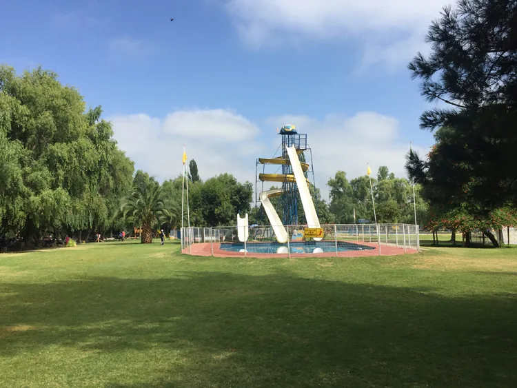 Tobogán rodeado de áreas verdes en Centro Turístico La Herradura